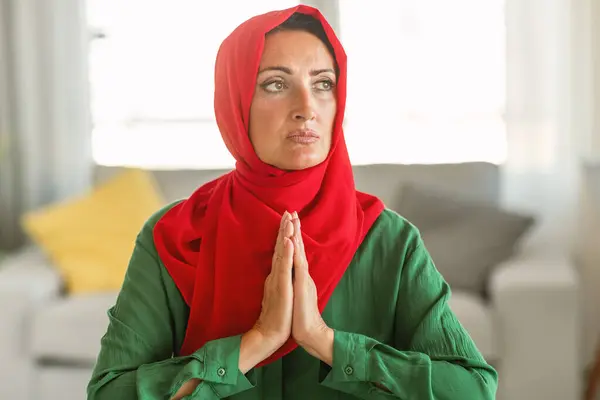Une Femme Aux Cheveux Foncés Porte Hijab Rouge Vert Éclatant — Photo