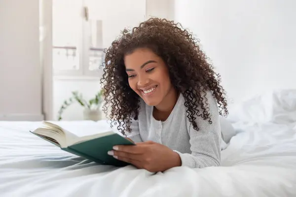 Hispanic Woman Lying Comfortably Bed Engrossed Book She Reading Scene — Stock Photo, Image