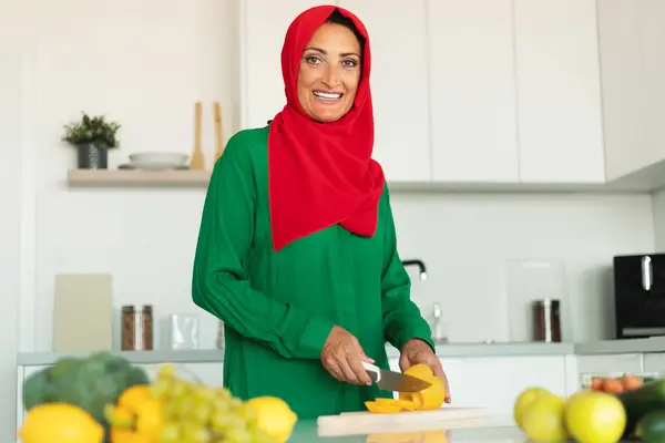 Una Mujer Que Lleva Hiyab Rojo Verde Está Cortando Hábilmente — Foto de Stock