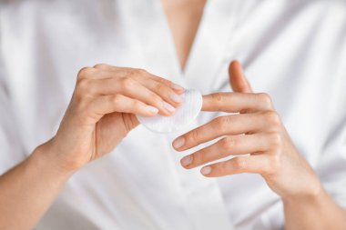 Bin yıllık bir kadın, parlak, rahatlatıcı banyosuna cilt bakımı ürünü uygularken yakalandı. Kendine bakım ve güzellik rutinlerine odaklandı, manikür yaptı.
