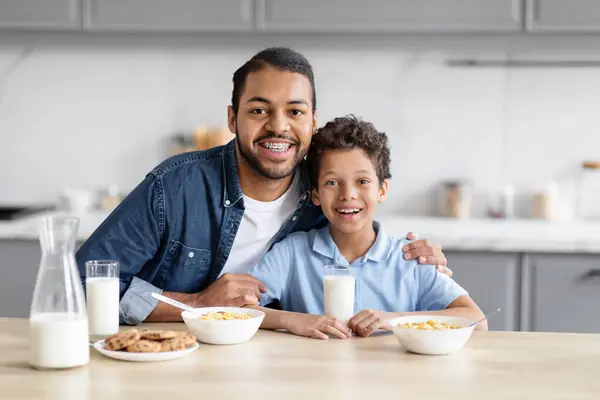 Intimate Connection African American Father Son Enjoy Breakfast Together Kitchen — Fotografia de Stock