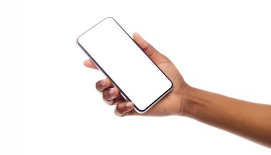Beyaz Ekranlı Afro-Amerikalı Kadın Çerçevesiz Akıllı Telefon. İzole edilmiş, Kopyalama Alanı ile Panorama