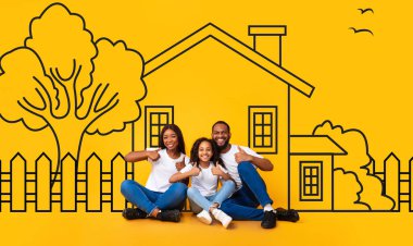 Afrika kökenli Amerikalı bir aile babası, bir çocukla birlikte duvarın karşısında, çizilmiş bir evde oturuyor. İpotek kavramı