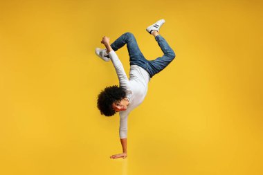 Siyah harika adam bir yandan turuncu arka planda Dengeleme