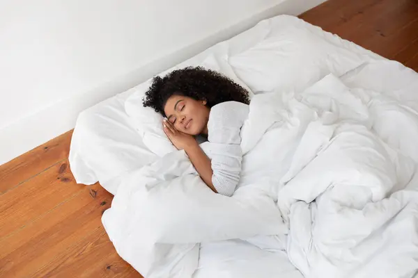 Spanyol Kadın Beyaz Bir Yatakta Uzanmış Tüylü Bir Yorganla Onu — Stok fotoğraf