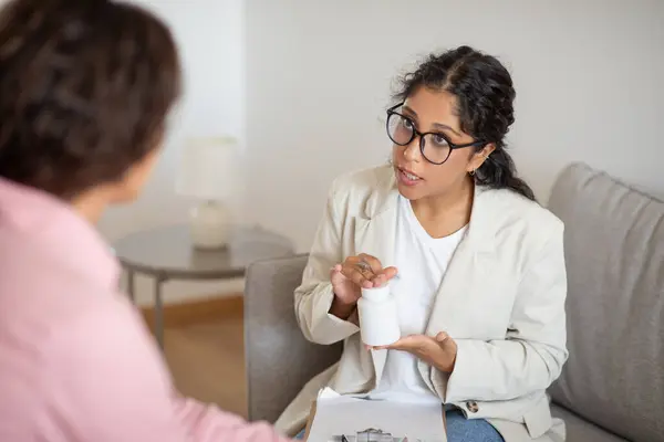 Woman White Coat Seated Patient Engaging Detailed Explanation Medication She — Stock Photo, Image