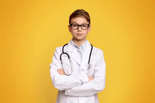Bello Dottore Adolescente Posa Con Braccia Incrociate Sfondo Panorama Arancione — Foto Stock