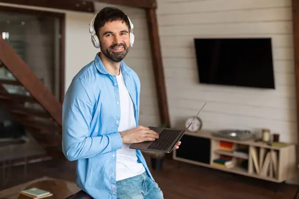 Homem Usando Uma Camisa Azul Está Segurando Laptop Suas Mãos — Fotografia de Stock