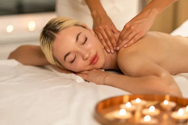 Beautiful Woman Lies Face Massage Table Receiving Back Massage Professional — Stock Photo, Image