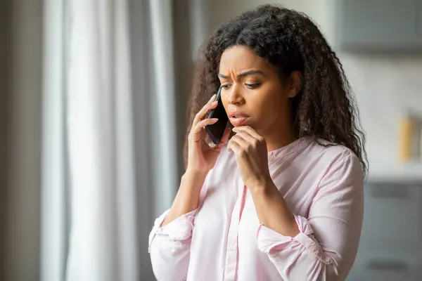 Concerned African American Lady Holds Serious Conversation Her Mobile Phone — Stock Photo, Image