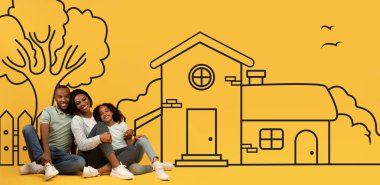 Üç çocuklu mutlu Afrika kökenli Amerikalı aile yerde oturuyor ve sarı duvar arkasından hayallerinin resimli evini izliyorlar.