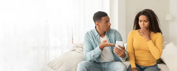 African American Couple Engaging Smartphone Showing Concern Confusion Sufficient Copy — Stock Photo, Image