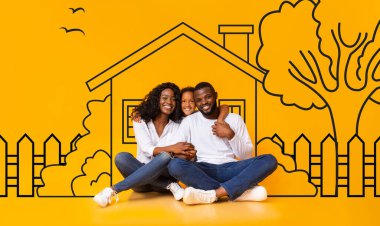 Şirin Afro-Amerikan aile babası, anne ve kızı sarı duvar evine çizilmiş, kucaklayan ve gülümseyen. Emlak, ipotek konsepti