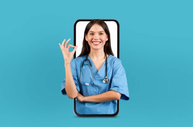 Teknoloji meraklısı bir kadın doktor, bir akıllı telefon ekranının dijital sınırları içinde gösterilen sanal tıbbi tavsiyelerde bulunmaya hazırlanır..