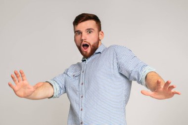 Korkuyorum. Stüdyo arka planında, panoramada, kopyalama alanında ağzı açık korkmuş bir adamın portresi