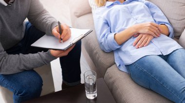 Psikolog. Yapma doktor süre kanepede yatan genç kadın notları, panorama