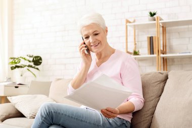 Evden çalışma, belgeleri ile müşteri, boş alanı tartışırken üst düzey iş kadını