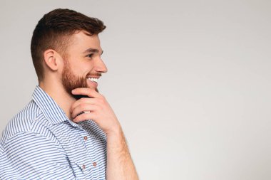 Genç milenyum adamı kopyalama alanına bakıyor ve gülümsüyor, panorama, boş alan