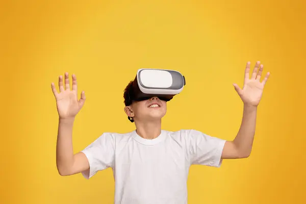 Augmented Reality Home Teen Boy Enjoying Technology Virtual Reality Headset — Stock Photo, Image