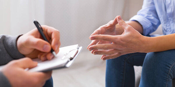 Психолог слушает своих пациентов и пишет заметки, психическое здоровье и консультирование концепции, панорама, копировальное пространство
