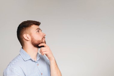 Bej arka plan üzerinde düşünceli adam portre, Panorama, kopya alanı