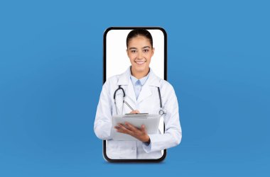 Genç bir kadın doktor, bir teletıp uygulamasının arayüzünde duruyor. Hastalara neredeyse gelişmiş bir tıbbi ortamda danışmaya hazır.