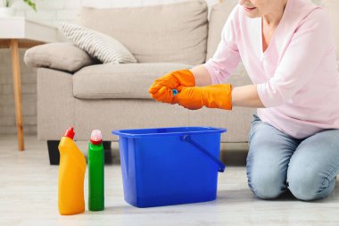 Diz çökmüş, evde, kat temizlik yaşlı kadın boş alanı