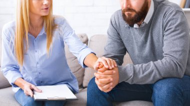 Psikolojik yardım ve yardım. Ofiste kişisel tedavi de depresif hasta destekleyen kadın uzman