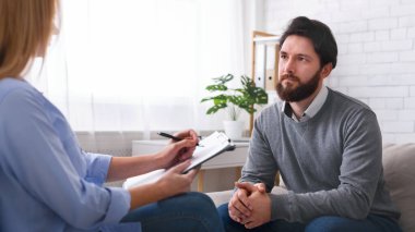 Psikoterapistte. Bin yıllık adam terapi oturumunda uzman konuşurken, boş alan