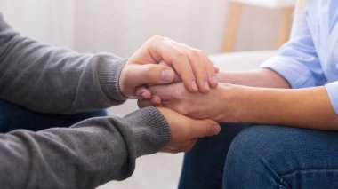 Şefkat ve endişe kavramı. Tedavi sırasında hasta ellerini destekleyen psikiyatrist