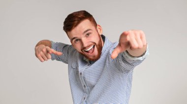 Sen özelsin. Havalı beyaz adam kameraya meydan okumayı öneriyor. Rekabet etmeyi seçiyor.