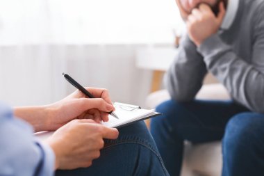 Doktorlar notlar. Akıllı profesyonel psikolog elinde Kalem, hastalar ruh sağlığı, boş alan hakkında notlar almaya hazır olmak