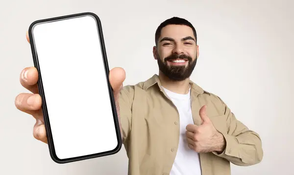 Millennial Mann Holder Smarttelefon Med Hvit Blank Skjerm Hånden Viser stockbilde