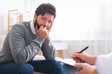 Psikoterapi seansı sırasında depresyonu olan adam, yalnızlığından, boş alandan bahsediyor.