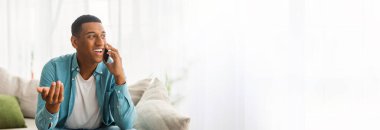 Telefonda konuşan siyahi bir adam tarafından canlandırılan canlı bir konuşma. Kopya alanı ile web pankartı için mükemmel.
