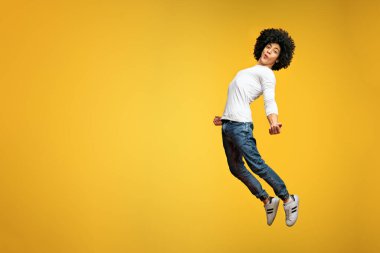 Uçabileceğime inanıyorum. Havada zıplayan ve gülümseyen, turuncu stüdyo geçmişi olan kendinden geçmiş genç bir adam.