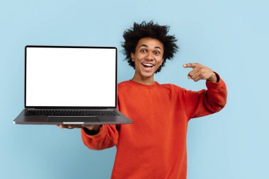 Hevesli bir Afrikalı Amerikalı dizüstü bilgisayar sunuyor, mavi ekranda izole edilmiş, modeller ve reklam alanları için mükemmel.