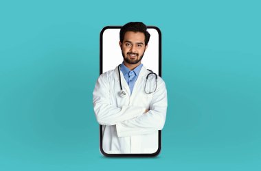 Hintli genç bir tıp uzmanı, bir teletıp uygulamasında akıllı telefon içinde, profesyonel ama ulaşılabilir bir ayarda yer alıyor.