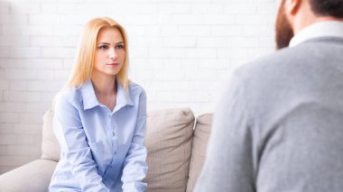 Kişisel gelişim. Bin yıllık kadın dikkatle profesyonel yaşam koçu, boş alan dinlerken