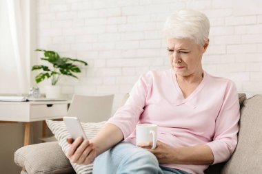 Hipermetropi. Şaşı ve telefon gözler, uzak tutarak kadın Smartphone ekran okuma