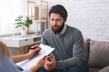 Stresli adam psikolog konuşuyor, bireysel terapi, boş alan kendi kişisel sorunları çözme