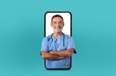 Üst düzey bir doktor akıllı telefon ekranında, parlak bir sağlık ofisinden sanal sağlık hizmeti sunarken resmedilir.