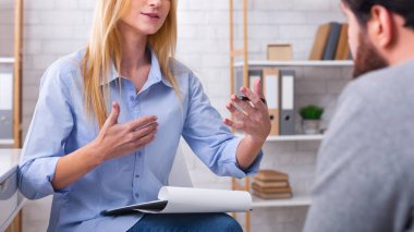 Psikolog, hastasıyla ofisinde görüşüyor ve ona hayatı hakkında tavsiyelerde bulunuyor.