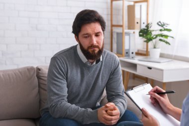 Yalnız adam sorunlarını fark, profesyonel psikoterapist psikolojik yardım almak, boş alan