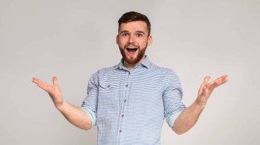 Hey sen. Genç çıkıldı adam el yetiştirmek ve stüdyo arka planda mutlu çığlık, Panorama