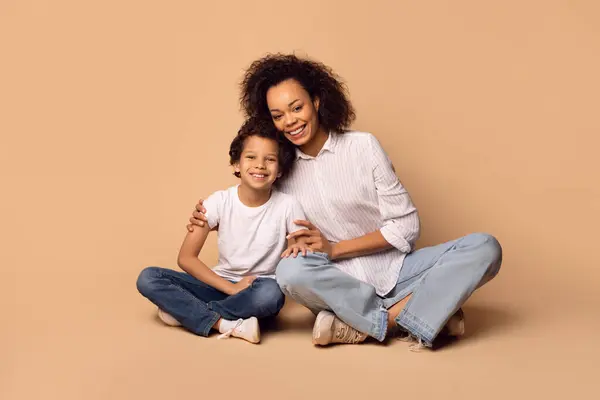 Eine Afroamerikanische Frau Und Ein Kind Sitzen Nebeneinander Auf Dem Stockfoto
