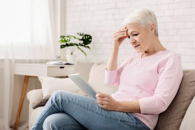 Hayal kırıklığına, seyir, tablet bilgisayar kullanarak karışık kadın kıdemli modern araçlar anlamak değil, boş