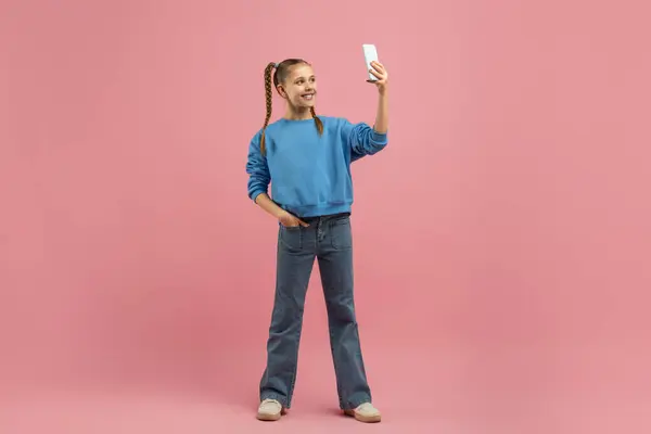 Ein Fröhliches Junges Mädchen Steht Selbstbewusst Mit Einer Hand Auf Stockfoto