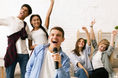 Çeşitli arkadaş grupları bir araya gelip mikrofona şarkı söylüyorlar. Her insan kendi sesiyle tutkuyla kendini ifade ediyor.