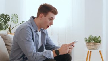 İnternette video oyunu oynayan duygusal adam. Kazanan ve mutlu hisseden, evde kalan.